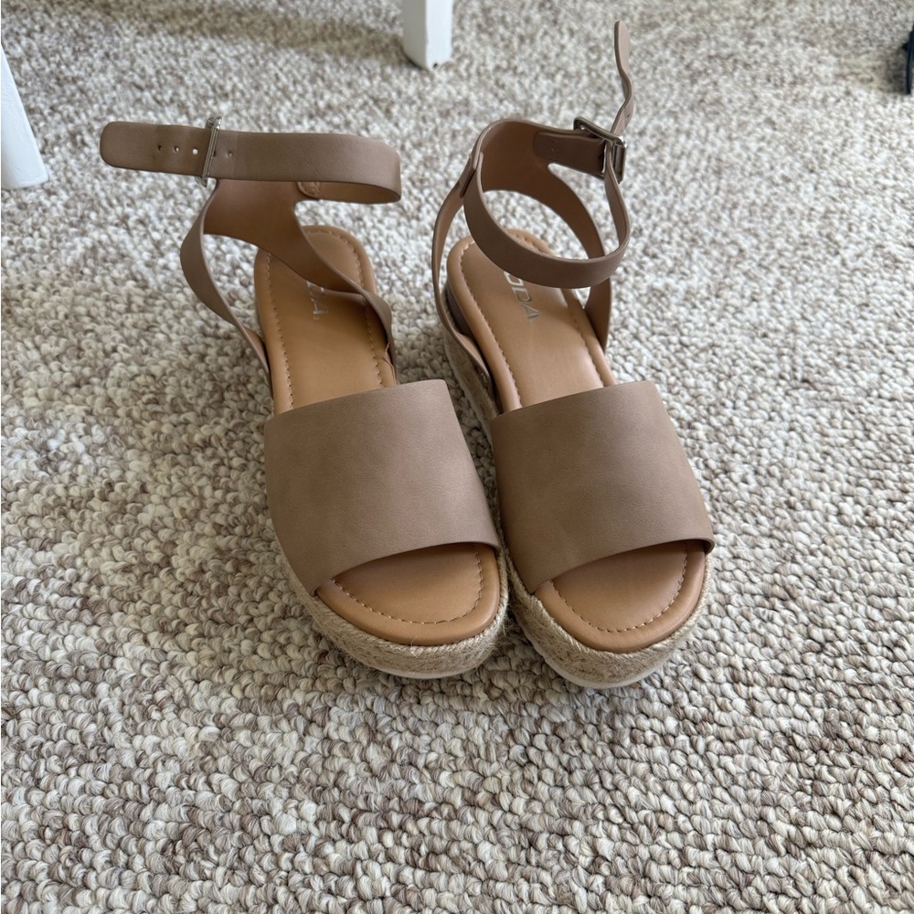 Women's Tan Platform Sandals Size 7